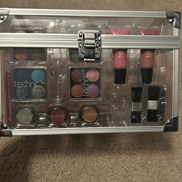 Make up kit - some pieces missing - Picture 1 of 6